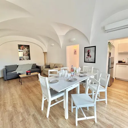 Victoriei Two Bedroom Apartment Bucharest
